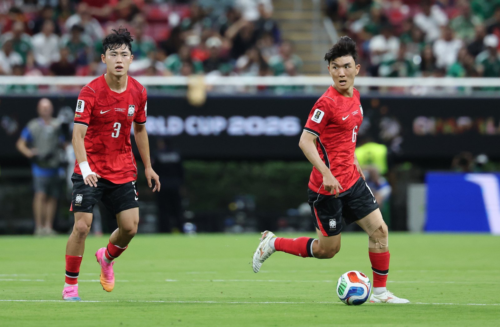 대한민국 축구국가대표팀 황인범이 11일(현지시간) 멕시코 할리스코주 사포판 과달라하라 스타디움에서 열린 2026 북중미 월드컵 A조 조별리그 1차전 대한민국과 체코 경기에서 드리블을 하고 있다. 이날 경기는 대한민국 체코를 상대로 2-1로 승리했다. 2026.6.12 ⓒ 뉴스1