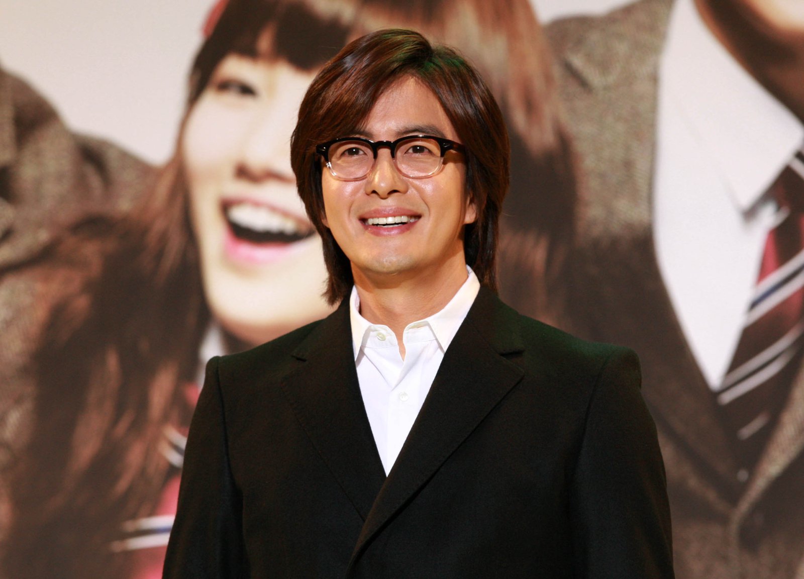 ‘백발 장발’ 배용준, 추가 포착…“박수진 챙기는 다정함”