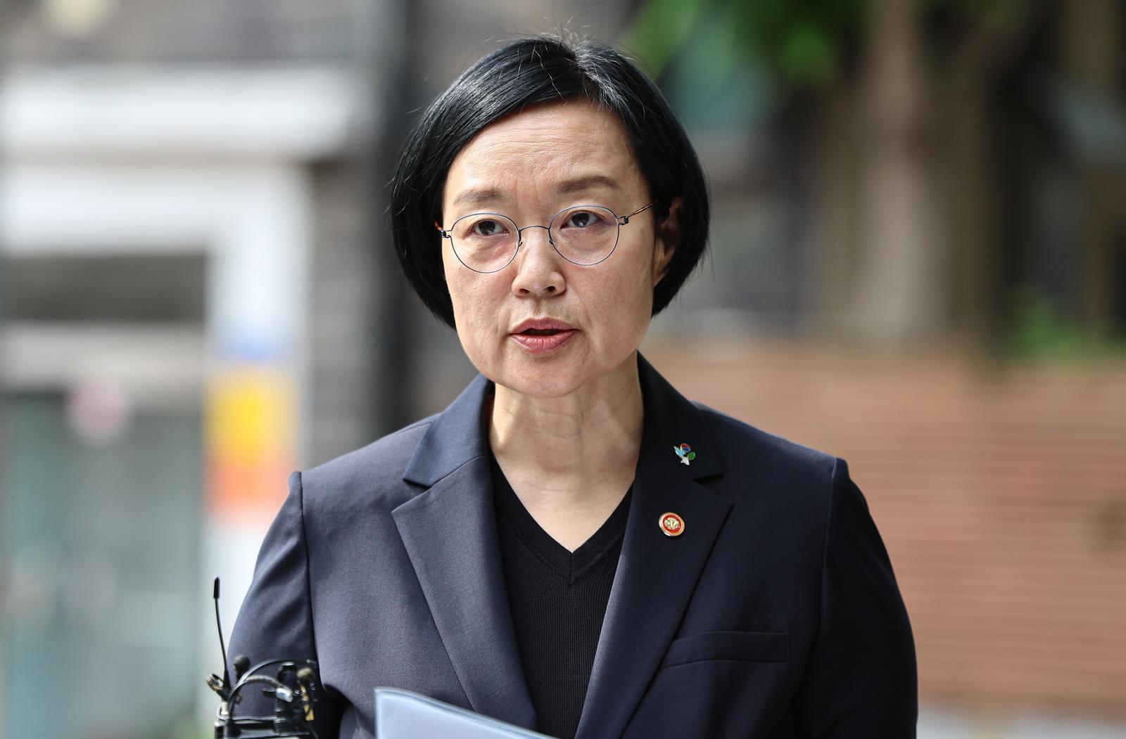 한성숙 국무총리 후보자가 22일 서울 종로구 금융감독원 연수원에 마련된 인사청문회 준비 사무실에 출근하며 모두의 창업 정보유출 사태에 대해 발언하고 있다. 뉴스1