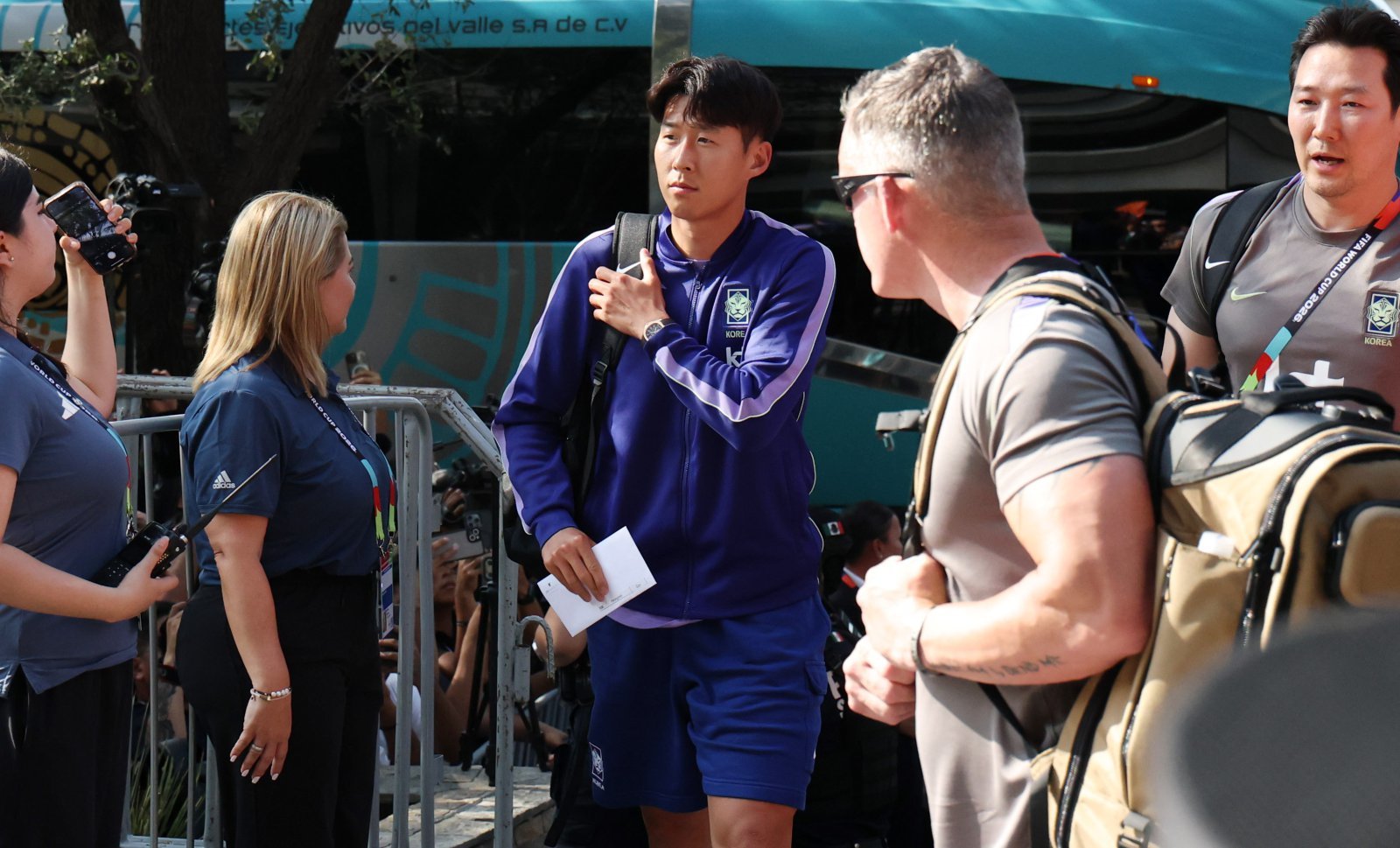 축구 국가대표팀 손흥민이 2026 북중미 월드컵 조별리그 3차전 남아프리카공화국과의 경기를 앞두고 21일(현지 시간) 멕시코 몬테레이 대표팀 숙소로 들어서고 있다. 2026.06.22 몬테레이(멕시코)=뉴시스