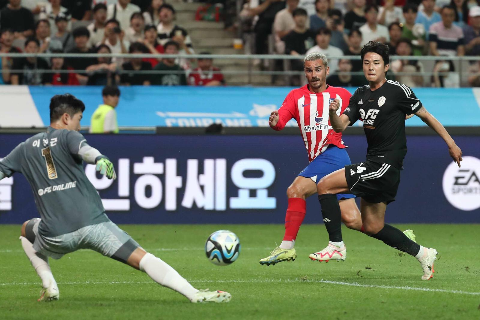 27일 오후 서울 마포구 서울월드컵경기장에서 열린 2023 쿠팡플레이 시리즈 1차전 팀 K리그와 아틀레티코 마드리드(AT 마드리드)의 경기에서 AT 마드리드 앙투안 그리즈만이 날린 슛이 팀 k리그 이창근 골키퍼의 선방에 막히고 있다. 2023.7.27 ⓒ 뉴스1