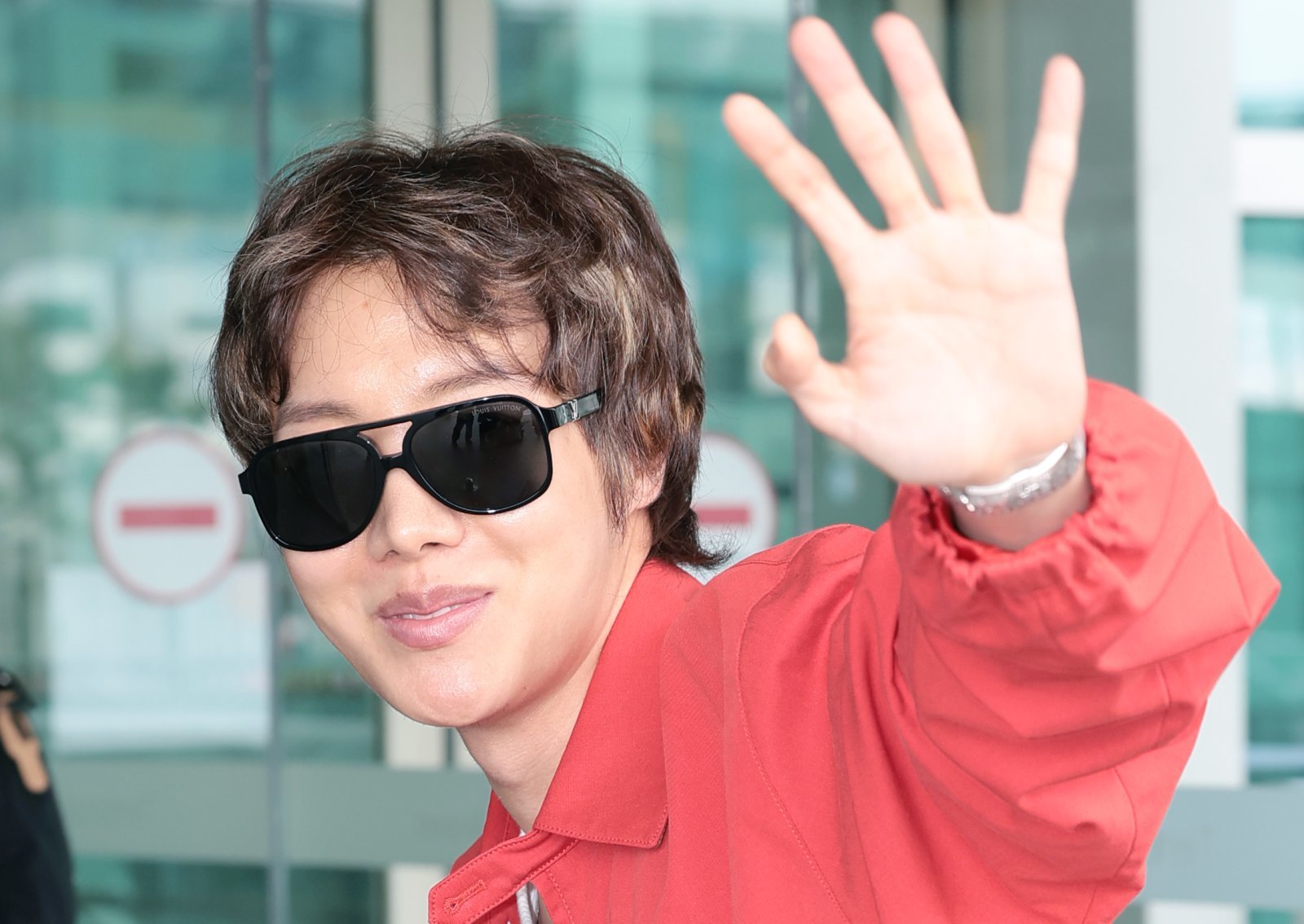 BTS 제이홉, 슬리퍼 사이로 빼꼼…하트 양말 포인트 ‘남친룩’