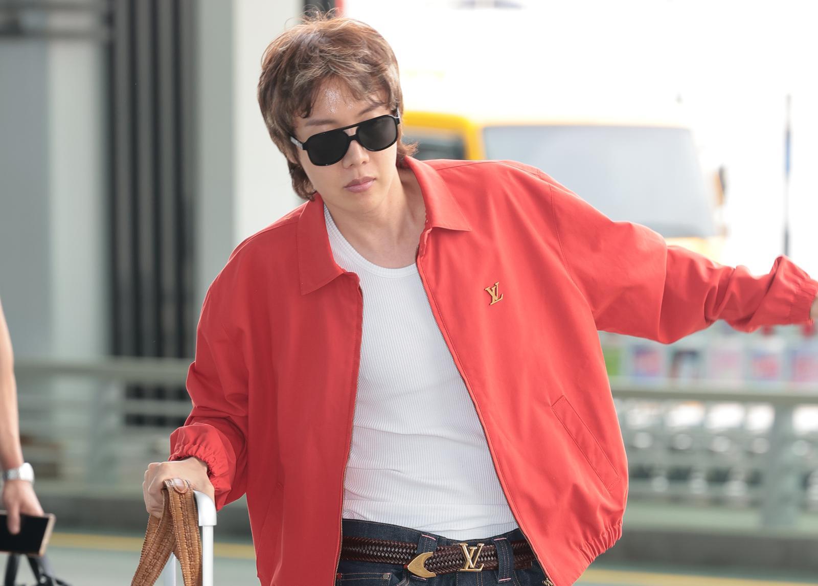 방탄소년단(BTS) 제이홉이 22일 해외 일정 참석을 위해 인천국제공항을 통해 프랑스로 출국하고 있다. ⓒ 뉴스1