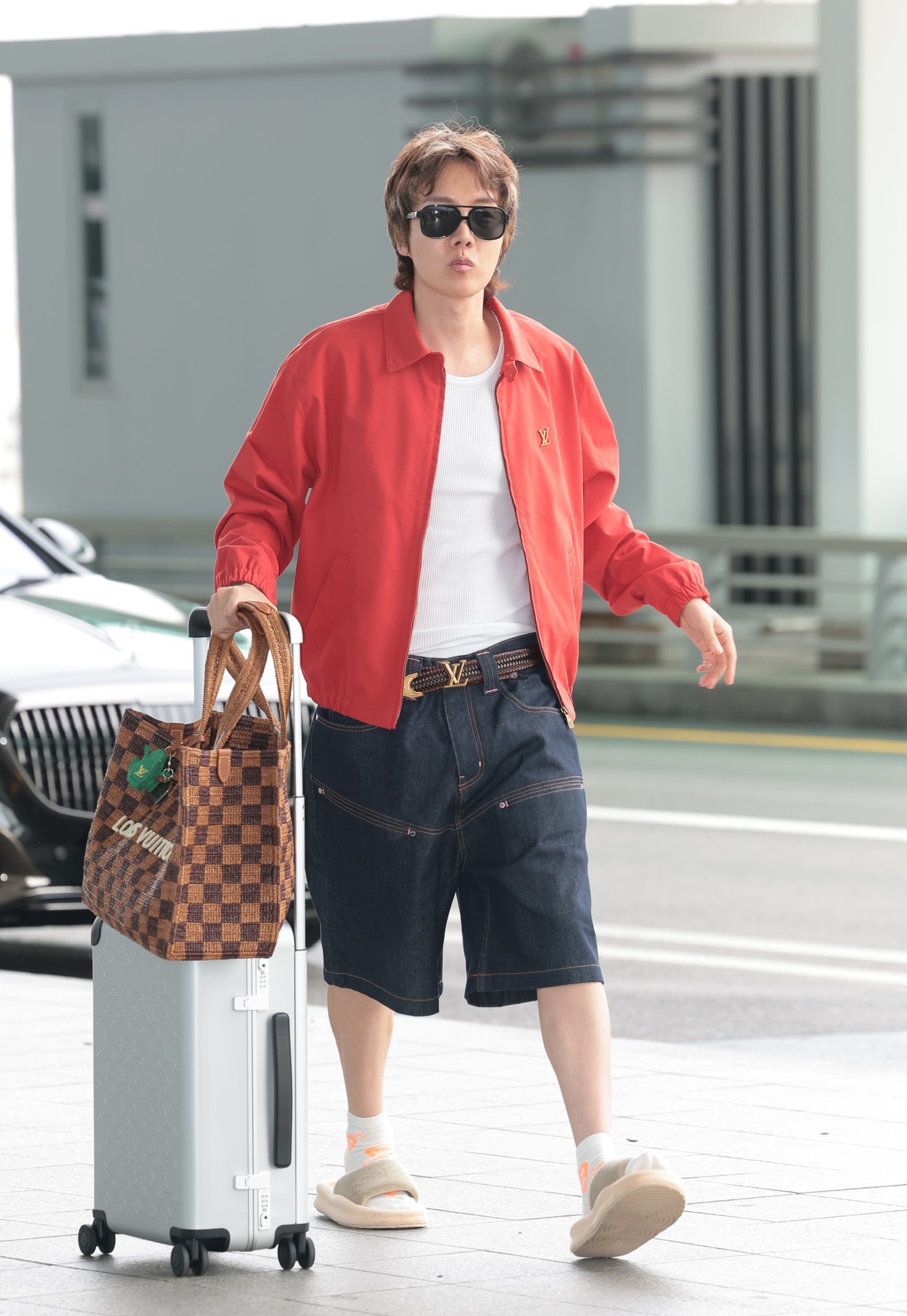 방탄소년단(BTS) 제이홉이 22일 해외 일정 참석을 위해 인천국제공항을 통해 프랑스로 출국하고 있다. ⓒ 뉴스1
