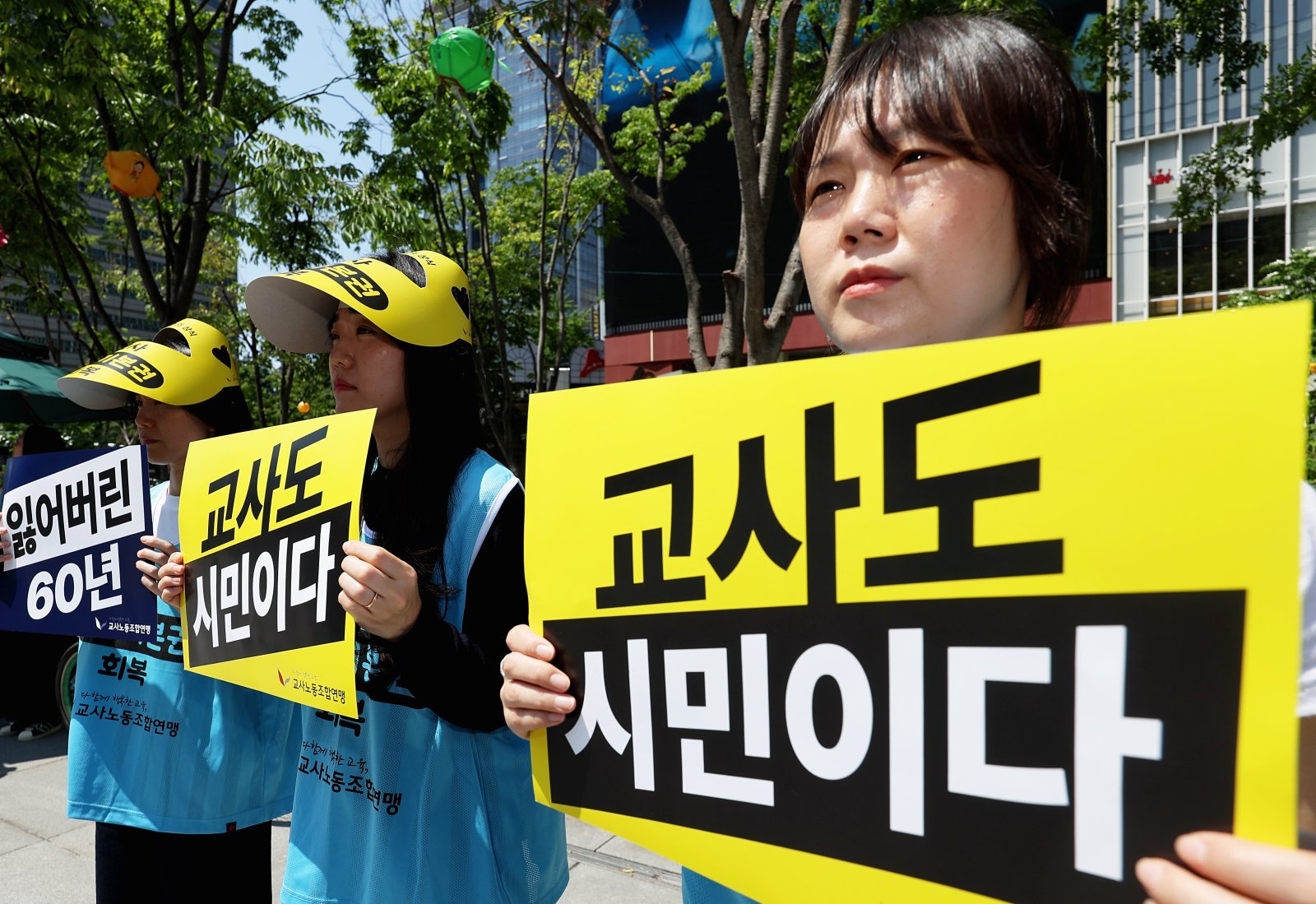 “빗금 치면 애 기죽어”…초등교사 절반 “학부모 민원에 무력감”