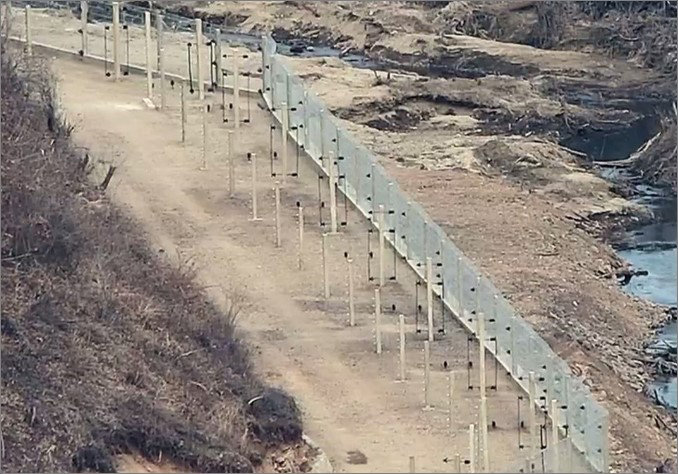 합동참모본부는 23일 최근 북한군 동향 언론 브리핑을 통해 북한이 우크라이나를 침공한 러시아에 병력은 물론 장비까지 추가로 보내려는 동향을 파악했으며 남측에 대해서는 경계·분리를 강화하기 위해 일부 구간에 전기 철책을 설치했다고 밝혔다. 사진은 전기철책 설치를 위한 애자(전선을 철탑 또는 전봇대의 어깨쇠에 고정하고 절연하기 위하여 사용하는 지지물)가 설치된 모습. 2024.12.23 합동참모본부 제공