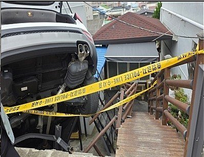 도로 달리던 승용차, 계단 아래로 ‘쿵’…70대 운전자·5세 아이 경상
