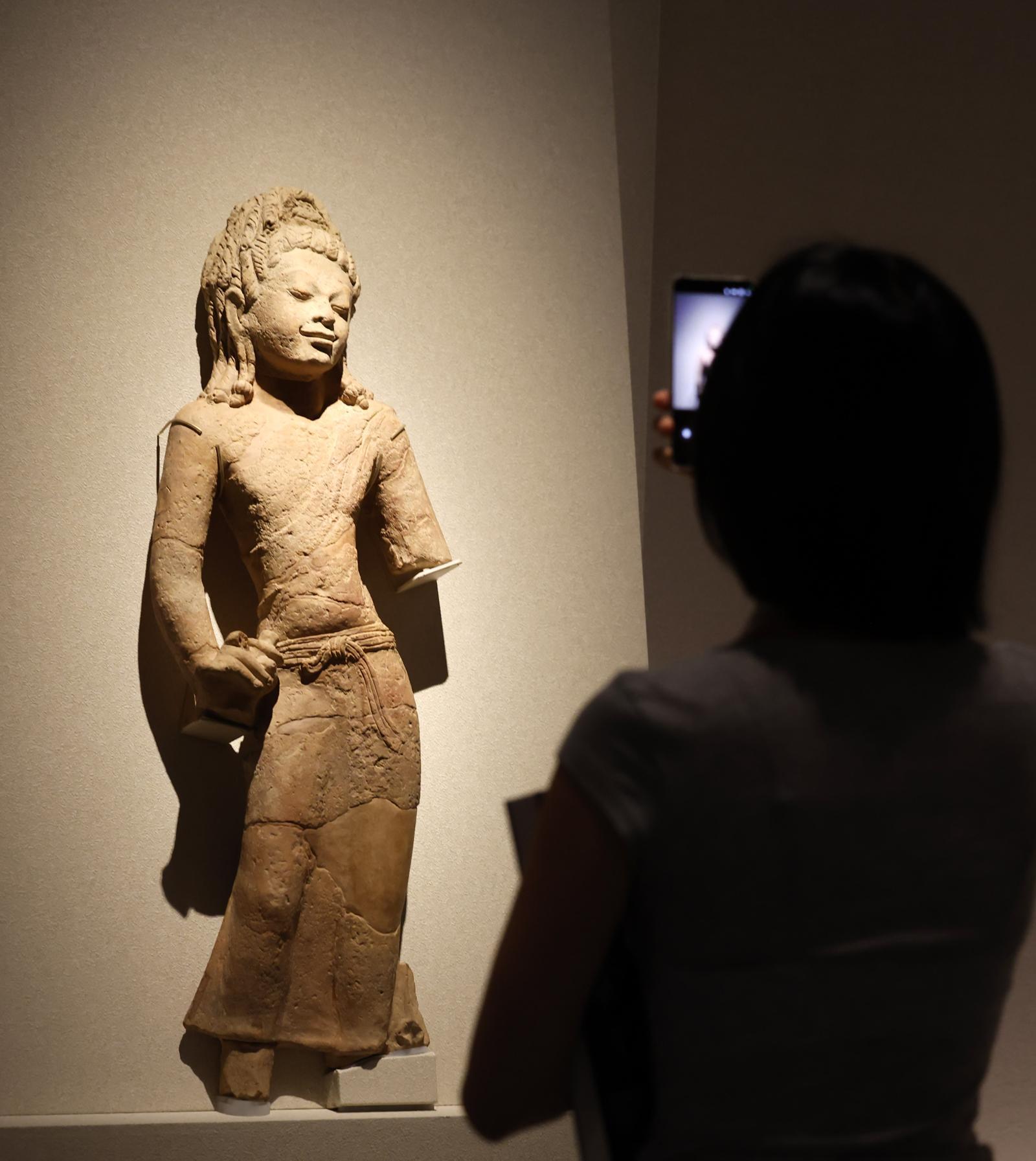 22일 서울 용산구 국립중앙박물관에서 열린 ‘어메이징 타일랜드: 태국미술명품전’ 언론공개회에서 참석자들이 작품을 둘러보고 있다.   이번 전시는 국내에서 처음으로 태국의 역사와 미술을 대규모로 소개하는 특별전으로 태국 전역 21개 국립기관에서 출품한 작품을 포함해 조각과 회화, 공예 등 214건 239점을 선보인다. 2026.06.22. 서울=뉴시스