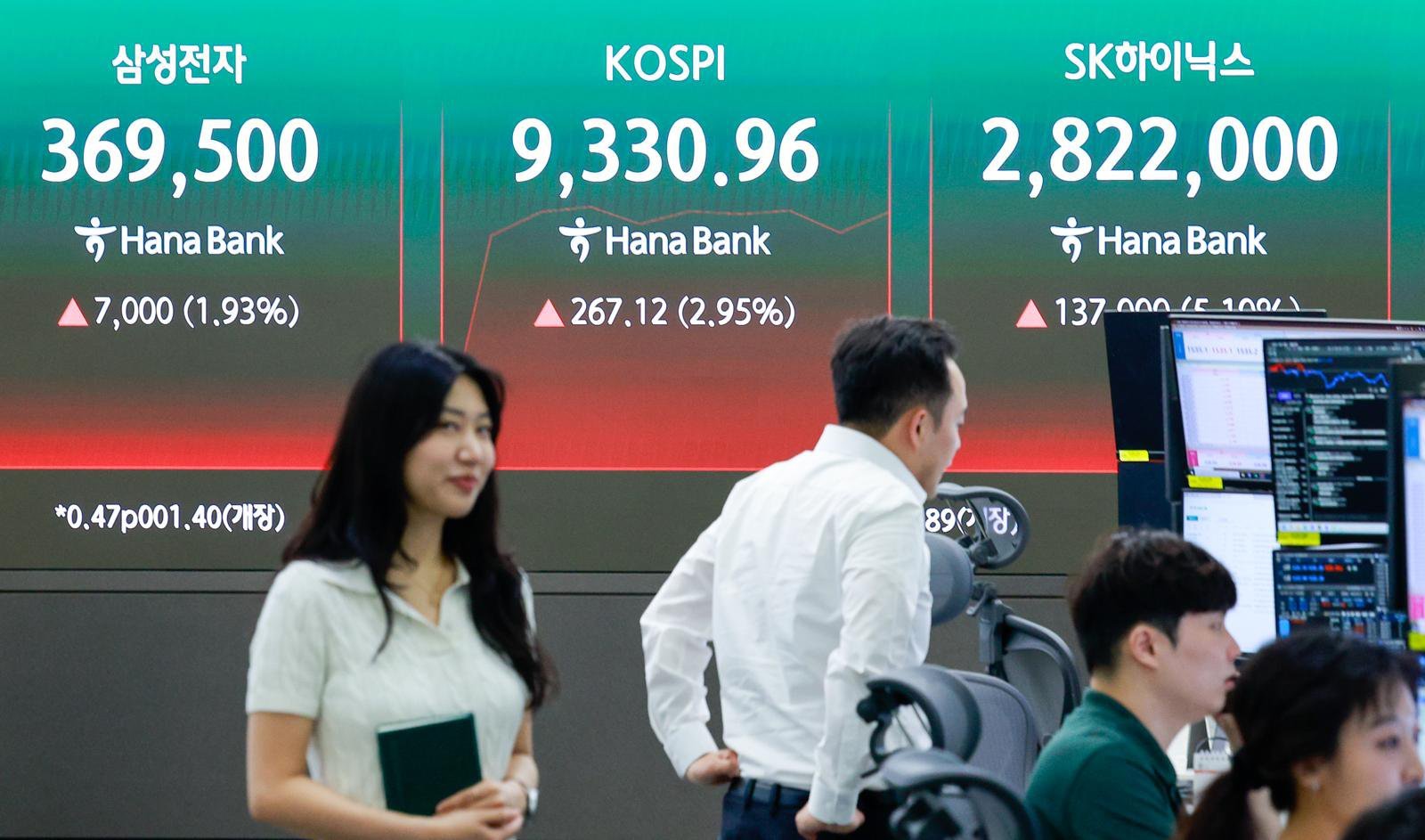 19일 오전 서울 중구 하나은행 본점 딜링룸 전광판에 코스피 지수 개장 후 시황과 SK하이닉스, 삼성전자 주가가 나오고 있다. 2026.6.19 ⓒ 뉴스1