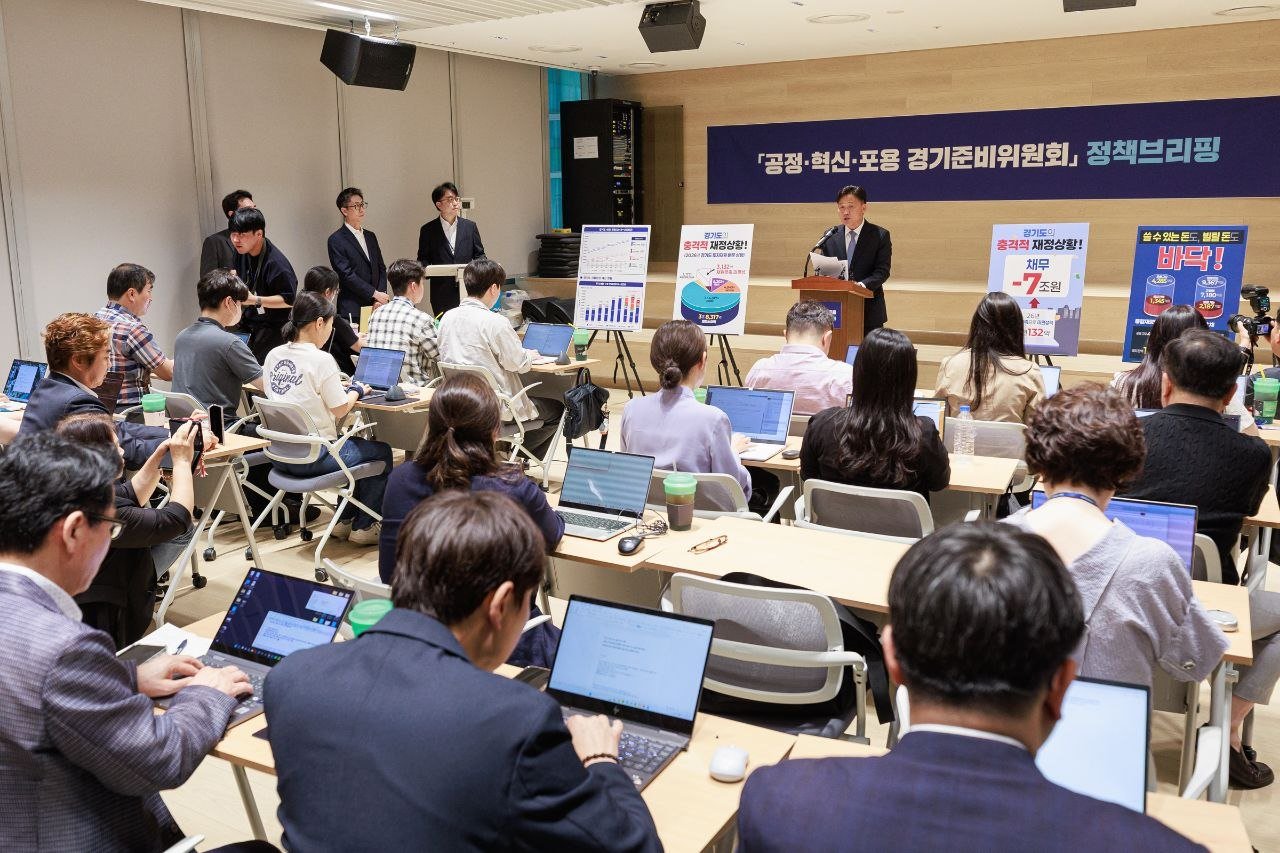 김영진 공정·혁신·포용 경기준비위원회(경기도지사직인수위원회) 부위원장은 22일 경기신용보증재단에서 기획재정분과 브리핑을 열고 현재 경기도의 재정 건전성에 관해 설명하고 있다. 공정·혁신·포용 경기준비위원회 제공