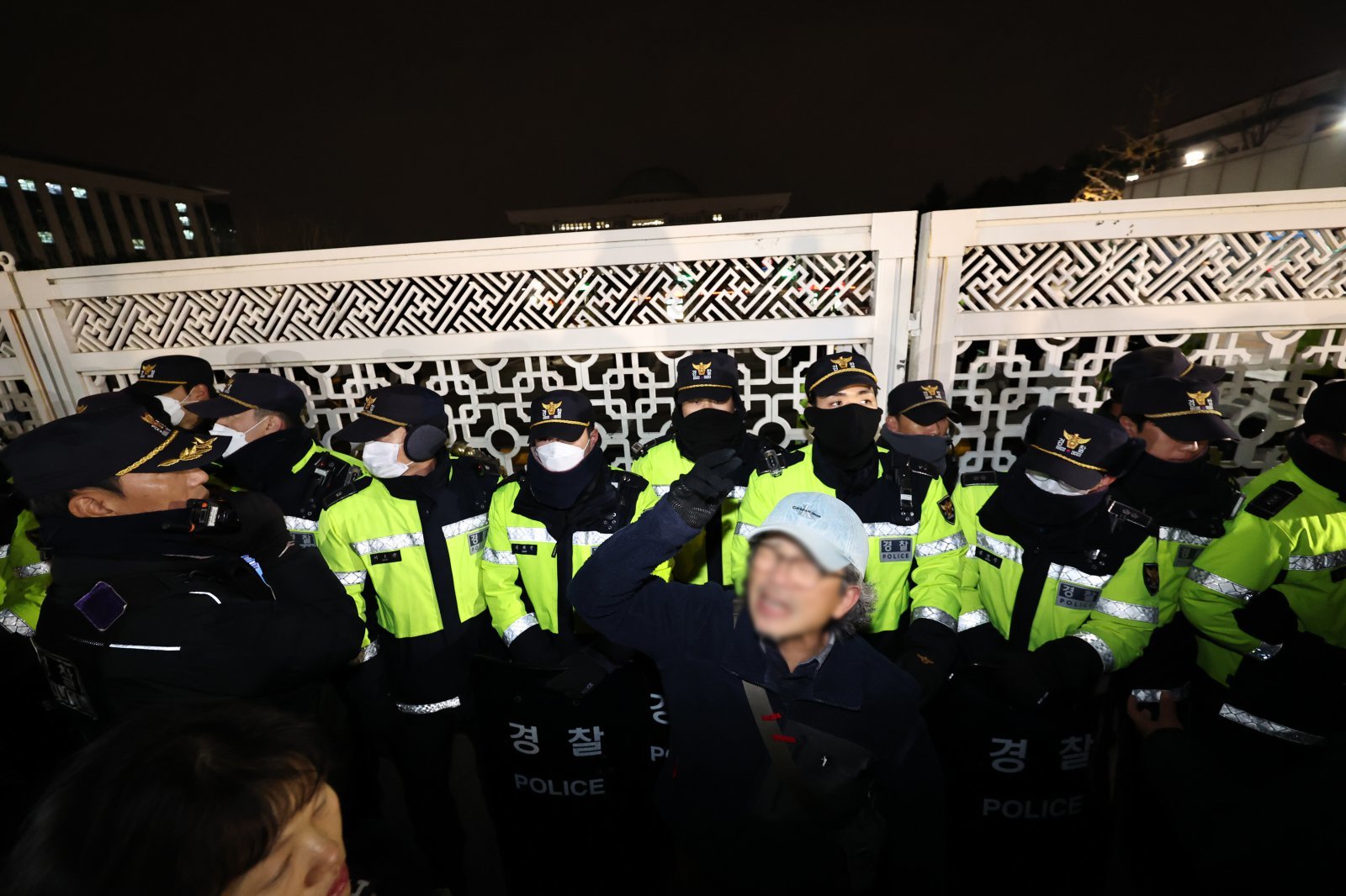 윤석열 대통령이 전격적으로 계엄령을 선포한 3일 밤 서울 여의도 국회 정문 앞에서 경찰병력이 출입을 통제하고 있다.2024.12.3 ⓒ 뉴스1