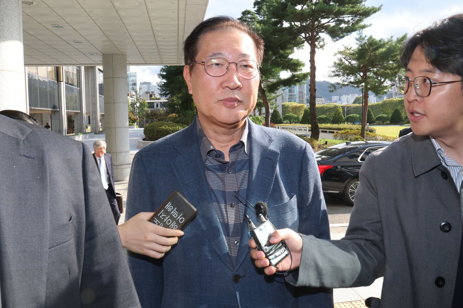 박성재 전 법무부 장관이 23일 구속영장 기각 이후 첫 조사를 받기 위해 서울 서초구 서울고등검찰청 내란 특검에 출석하고 있다. 박 전 장관은 비상계엄 직후 ‘합동수사본부 검사 파견 검토 지시’와 ‘구치소 수용 공간 확인’ ‘출국 금지팀 호출’ 등을 지시한 혐의를 받고 있다. 2025.10.23 ⓒ 뉴스1