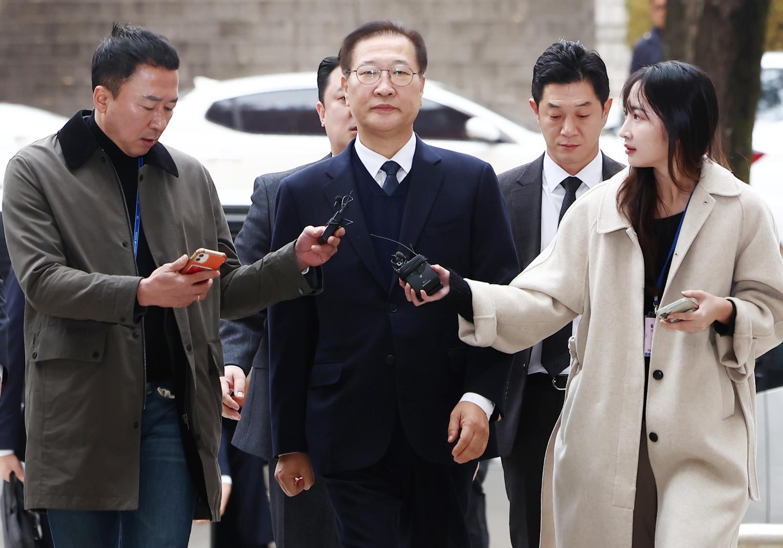 내란 중요임무 종사 및 직권남용 혐의로 구속영장이 청구된 박성재 전 법무부 장관이 서울 서초구 서울중앙지법에서 열린 구속 전 피의자 심문(영장실질심사)에 출석하고 있다.  2025.11.13 뉴스1