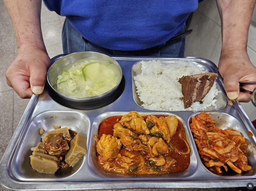 “밥 위 케이크가 조롱거리?”…노숙인 무료급식에 쏟아진 악성 댓글
