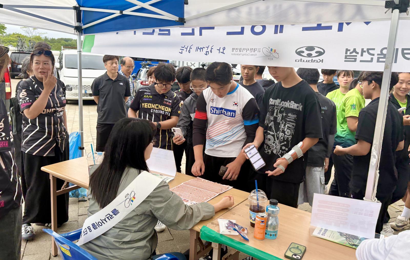 22일 강원 양양사이클경기장에서 끝난 ‘2026 클린사이클 안전 훈련 캠페인’ 기간에 자전거 타기 안전 의식 퀴즈 부스를 체험 중인 참가자들. 대한사이클연맹 제공