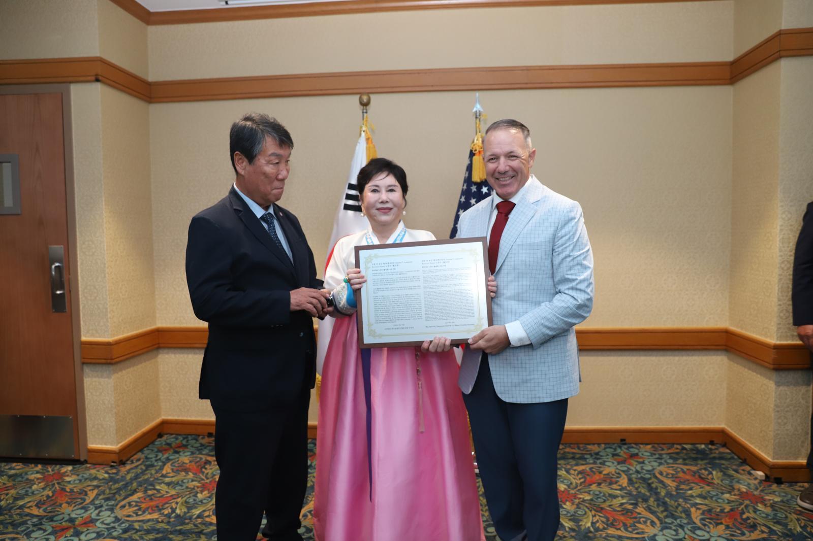 한미동맹친선協, 롬바르도 美 2사단장에 ‘노창수’ 한국이름 선물
