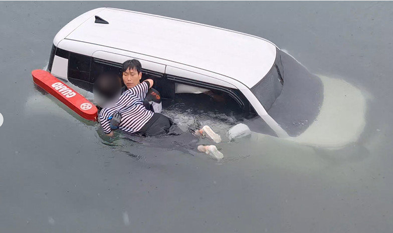 제주 모슬포항서 바다로 추락한 SUV…60대 2명 병원 이송