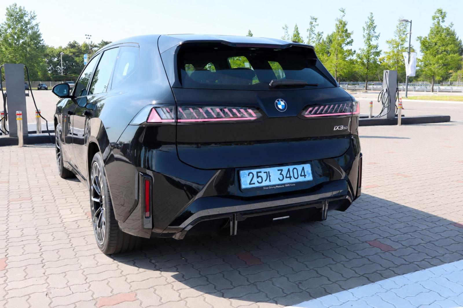 더 뉴 BMW iX3 후면부 / 출처=IT동아