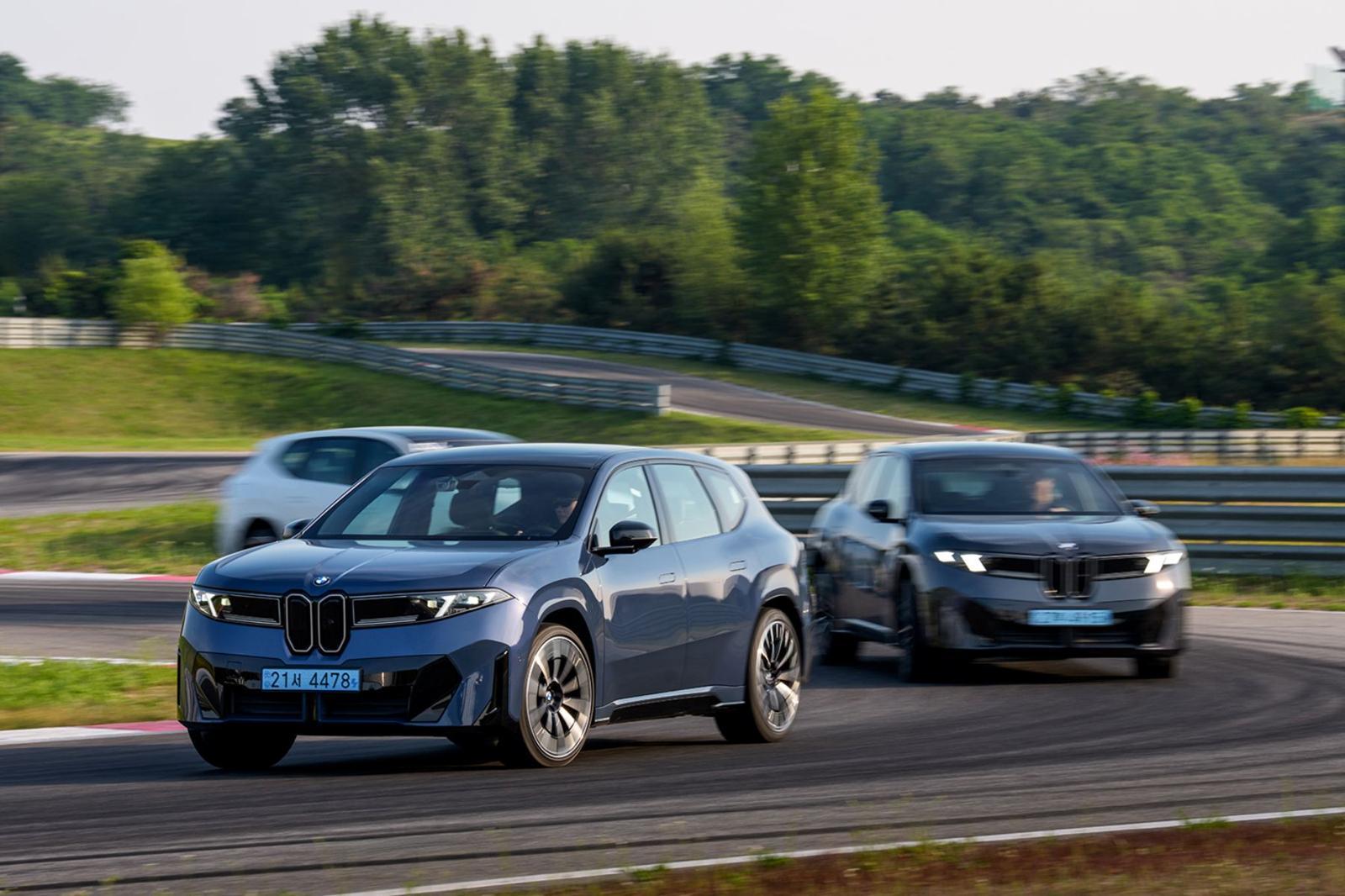 서킷에서 주행 중인 더 뉴 BMW iX3 / 출처=BMW