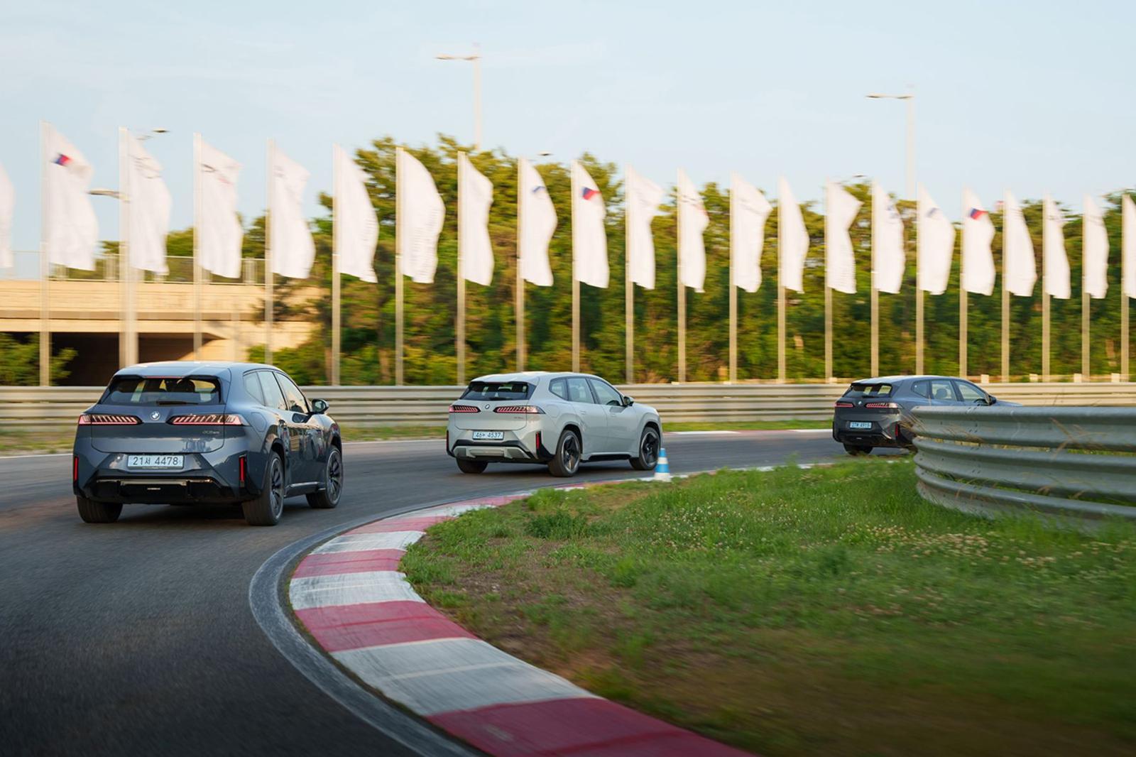 서킷에서 주행 중인 더 뉴 BMW iX3 / 출처=BMW
