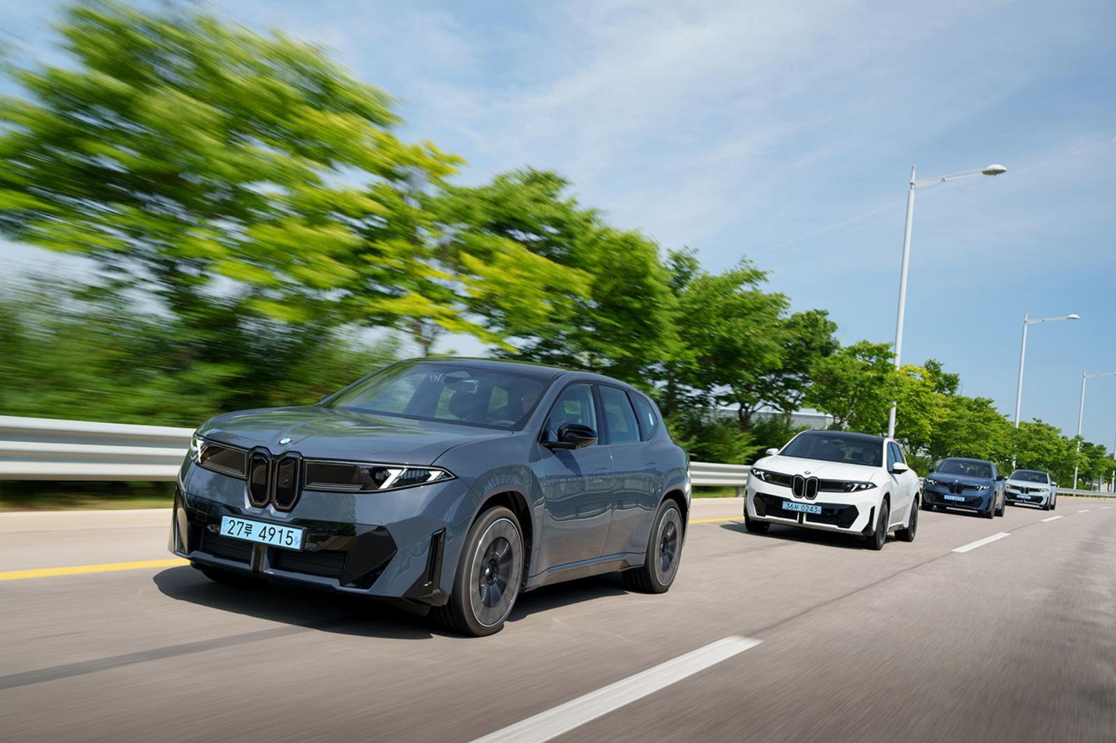 주행 중인 더 뉴 BMW iX3 / 출처=BMW