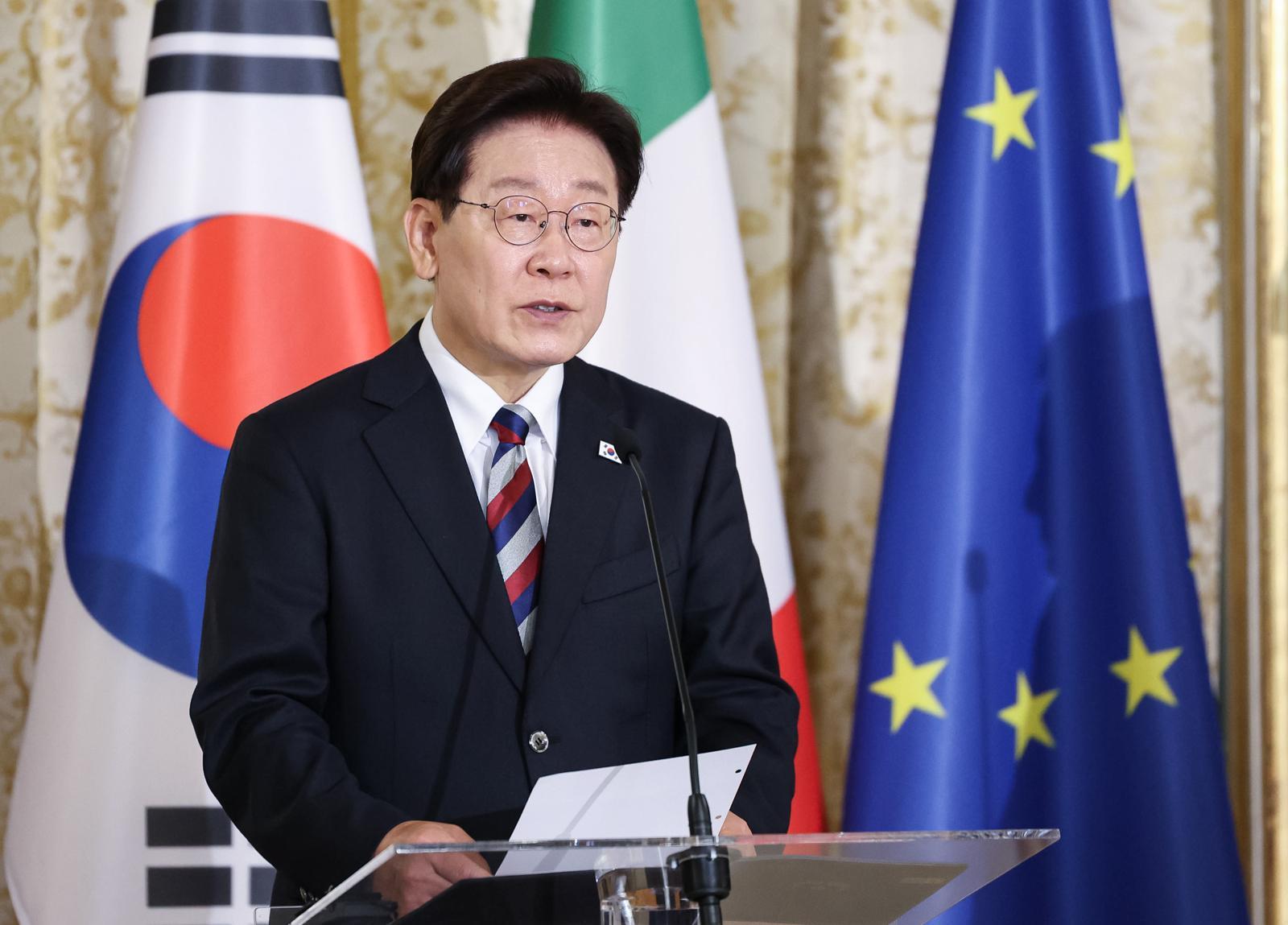 靑 “최근 지지율 변동, 엄중하고 겸허하게 받아들여”