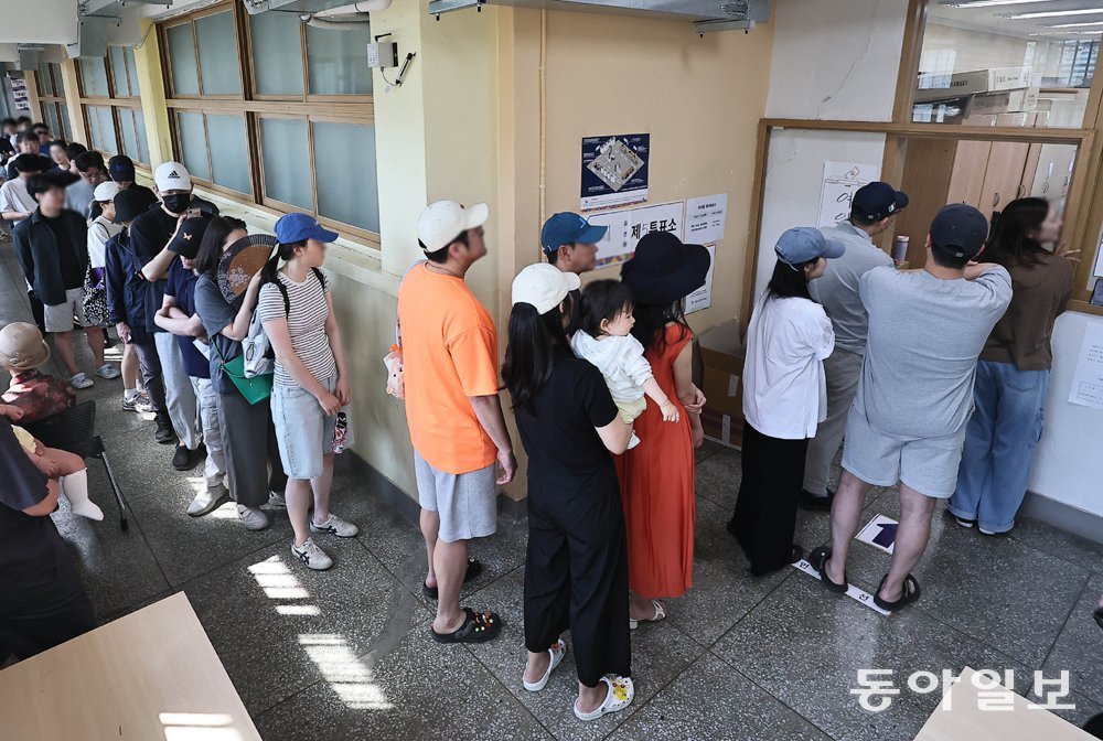 6·3 지방선거 당일 유권자들이 투표를 하기 위해 줄을 서 기다리고 있다. 동아일보DB
