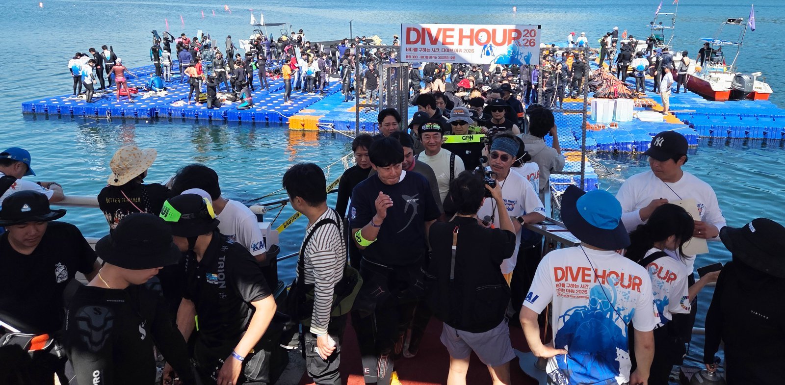 경남 통영시 죽림만 내죽도 수변공원 일원에서 20일 열린 대규모 해양환경 캠페인인 ‘다이브 아워(Dive Hour) 2026, 통영 300’ 참가자들의 모습. 경남도 제공