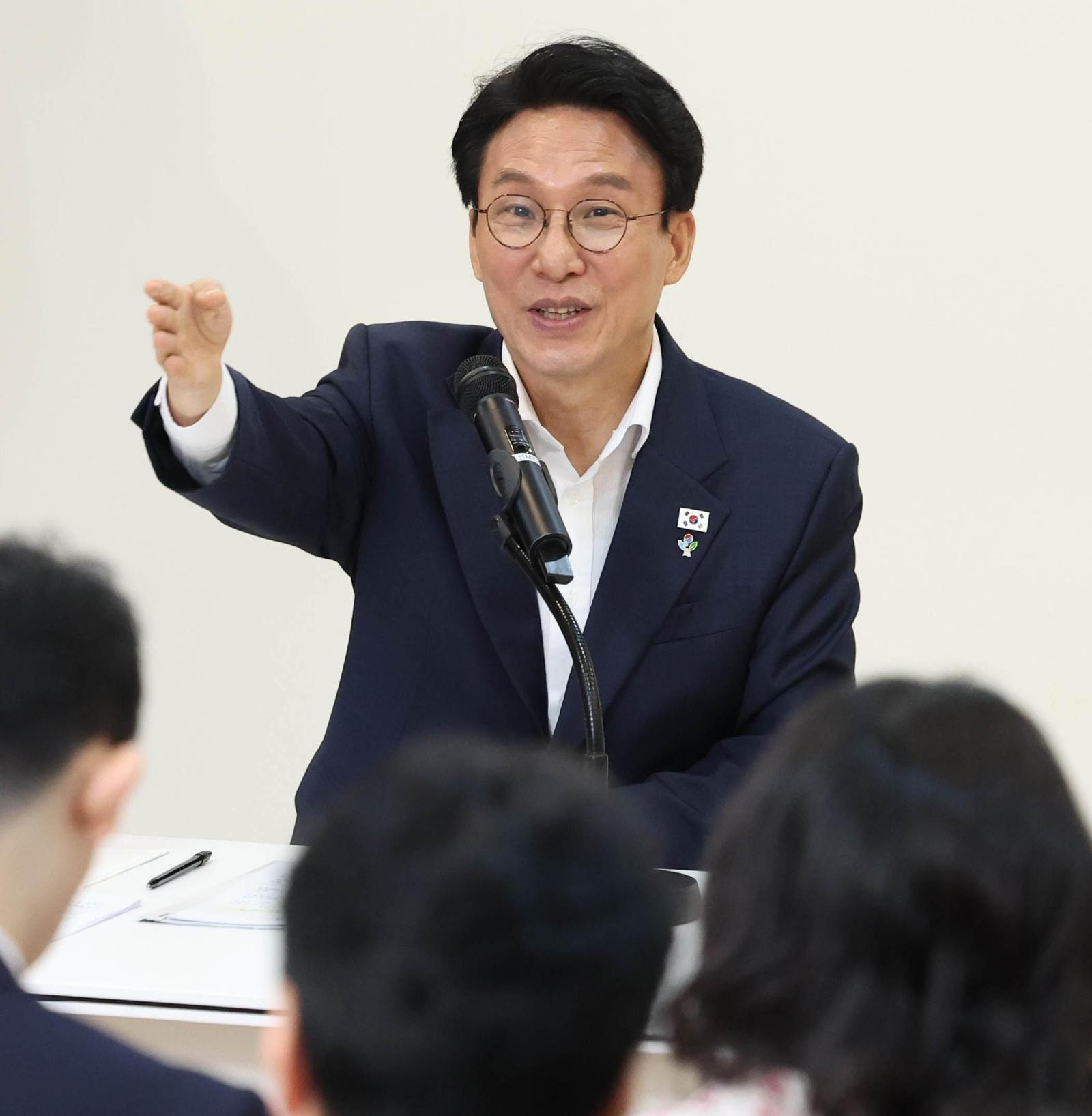 “질문해주세요”
김민석 국무총리가 22일 정부서울청사에서 열린 기자간담회에서 질문할 기자를 지목하고 있다. 김 총리는 검찰 개혁과 관련해 “대통령이 지금까지 밝힌 여러 입장 가운데 가장 중요한 것 한 단어를 뽑으라고 하면 숙의”라고 밝혔다. 뉴시스