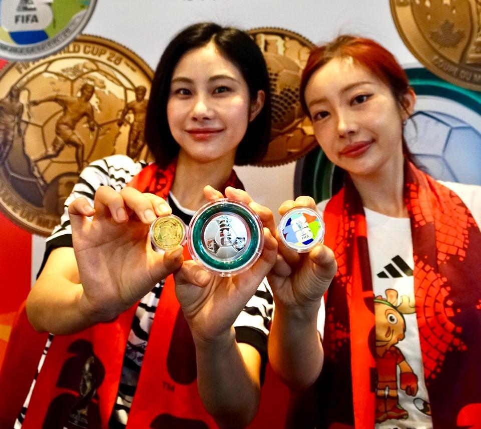 ‘2026 FIFA 월드컵’ 공식 기념주화 출시 행사에서 모델들이 주화를 들어 보이고 있다. 풍산화동양행 제공