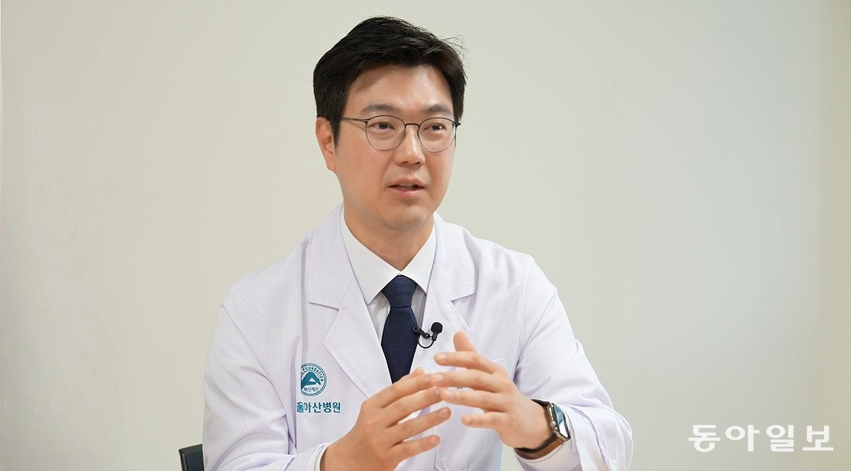 이준엽 서울아산병원 안과 교수가 최근 환자 수가 급격히 증가하고 있는 황반변성의 위험성과 조기 진단의 중요성에 대해 설명하고 있다. 이진한 의학전문기자·의사 likeday@donga.com