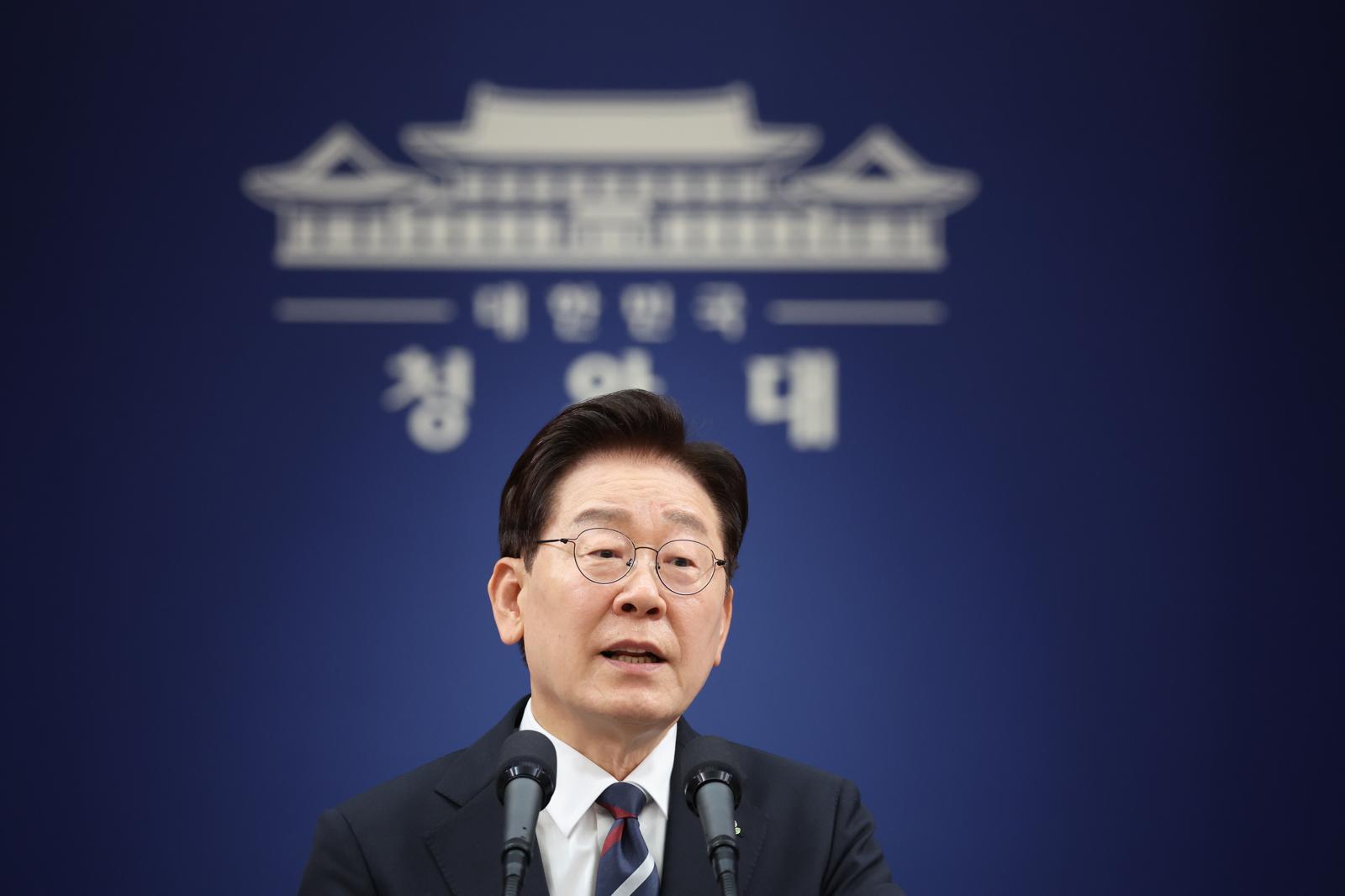 이재명 대통령이 19일 청와대 춘추관에서 열린 유럽·G7 순방 결과 브리핑에서 취재진 질문에 답변하고 있다. 2026.6.19 ⓒ 뉴스1