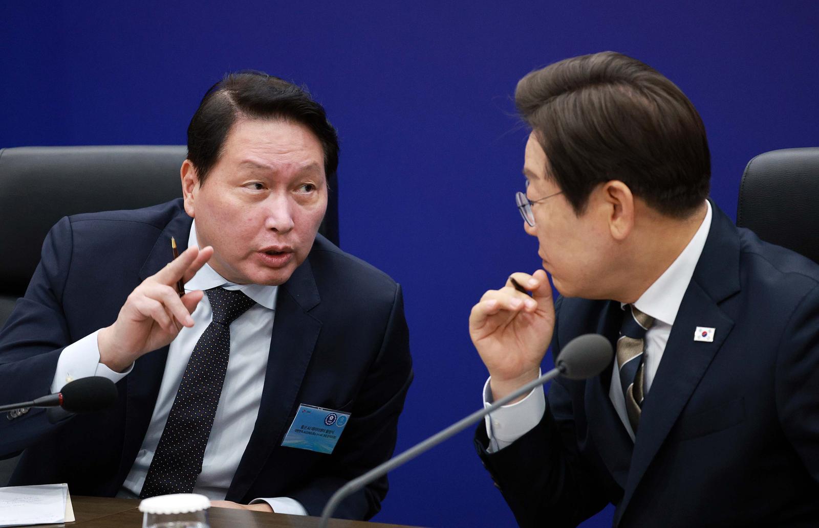 이재명 대통령이 20일 울산전시컨벤션센터에서 열린 AI글로벌 협력 기업 간담회에서 최태원 SK그룹 회장과 대화하고 있다. 2025.06.20. 뉴시스