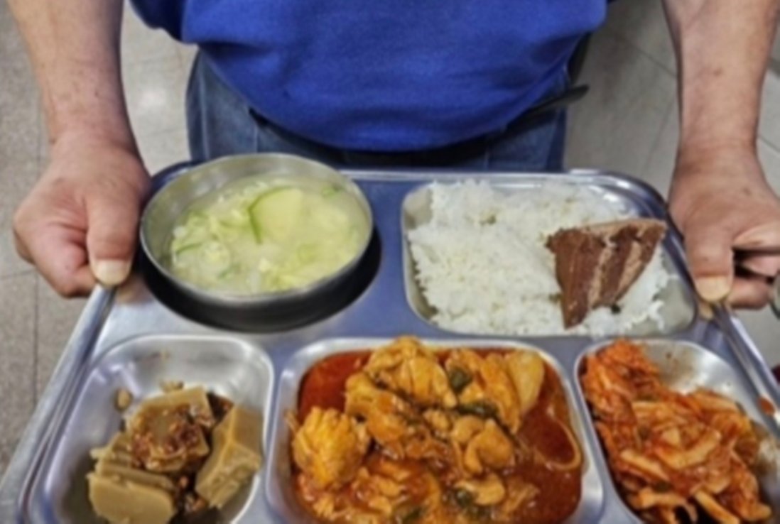 “밥 위에 케이크? 케밥, 누가 X먹냐”…무료 급식하는 신부에게 조롱 ‘공분’