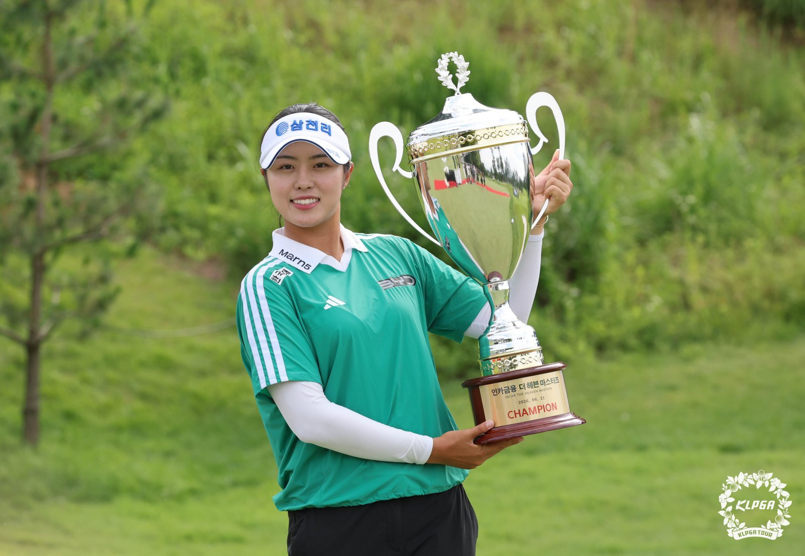 21일 경기 안산 더헤븐 컨트리클럽에서 열린 인카금융 더 헤븐 마스터즈에서 우승을 차지한 서교림이 트로피를 들고 기념촬영을 하고 있다. 2026.6.21. KLPGA 제공