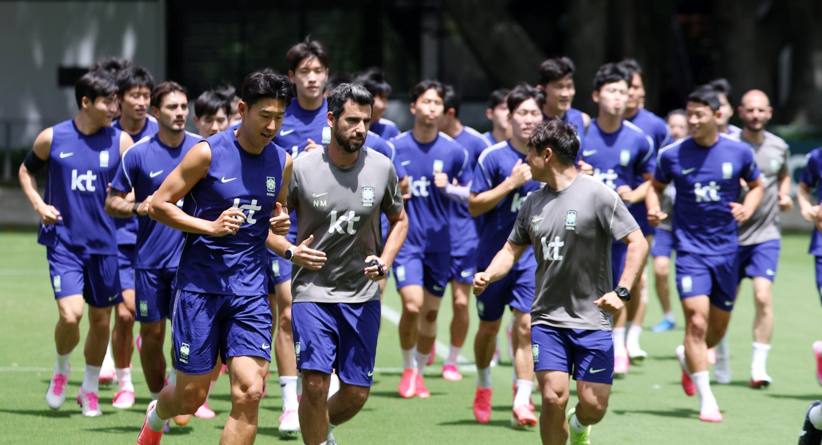 홍명보호, 빗장 걸고 ‘체감기온 40도 폭염’ 속 전술 훈련