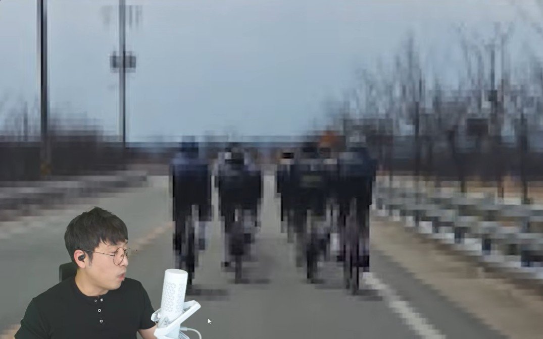 전남 함평군의 한 왕복 2차선 국도에서 자전거 동호회 회원들이 편도 1차선 대부분을 차지한 채 병렬 주행하고 있다. ⓒ뉴시스
