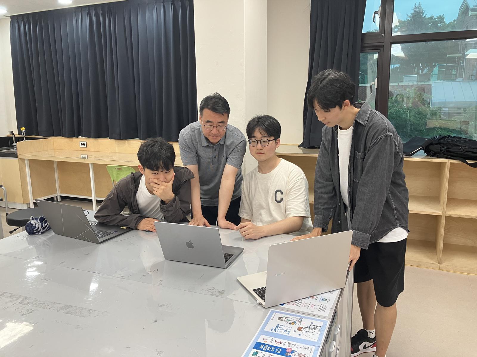 (왼쪽부터) 배이진 학생, 권용준 교사, 안건우 학생, 장근영 학생. 뉴시스