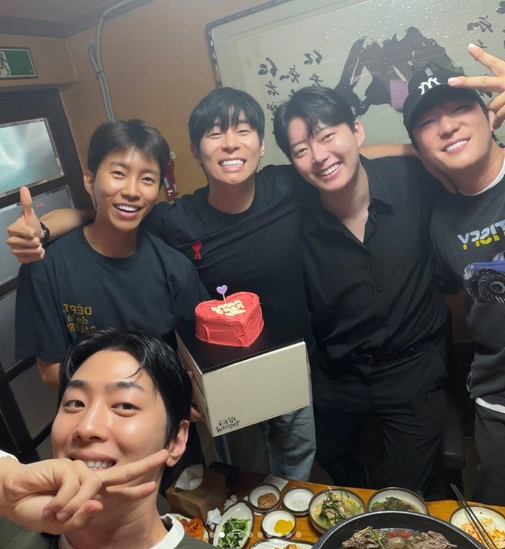 임영웅, 청계산서 생일 보냈다…뜻밖의 지인들과 함께한 하루
