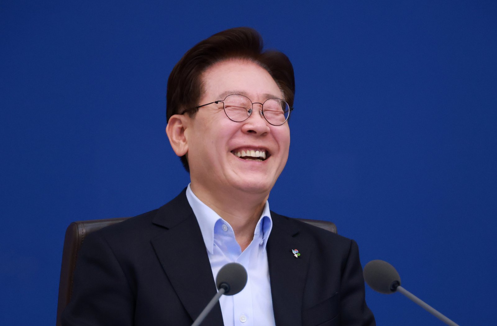 이 대통령, ‘노 타이’로 취임 2년차 첫 국무회의 주재…생중계 실시간 댓글에 답변도