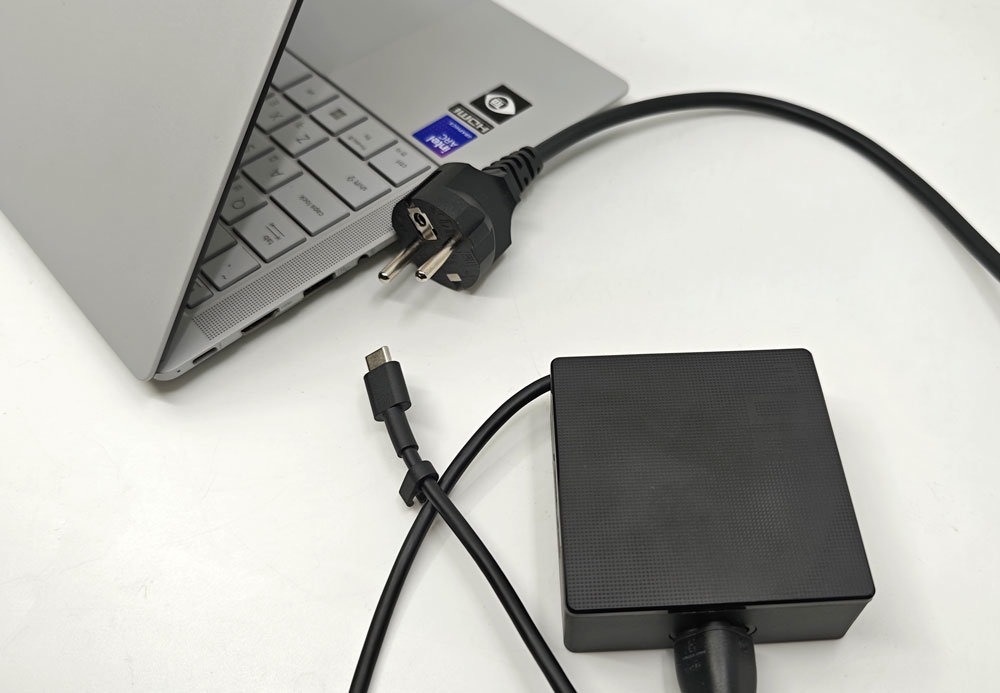 총 4개의 USB 포트 중 2개가 썬더볼트 4를 지원한다. 90W 용량의 USB-PD 어댑터도 기본 제공 / 출처=IT동아