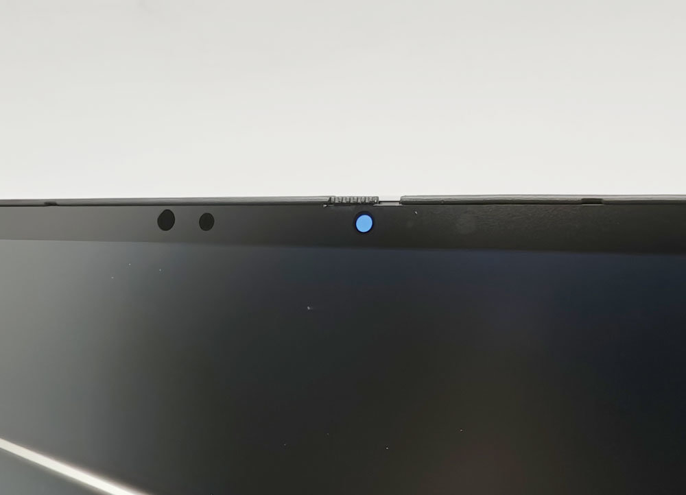 Windows Hello 기반 안면인식 로그인 기능 및 물리 셔터를 갖춘 화면 상단 카메라 / 출처=IT동아
