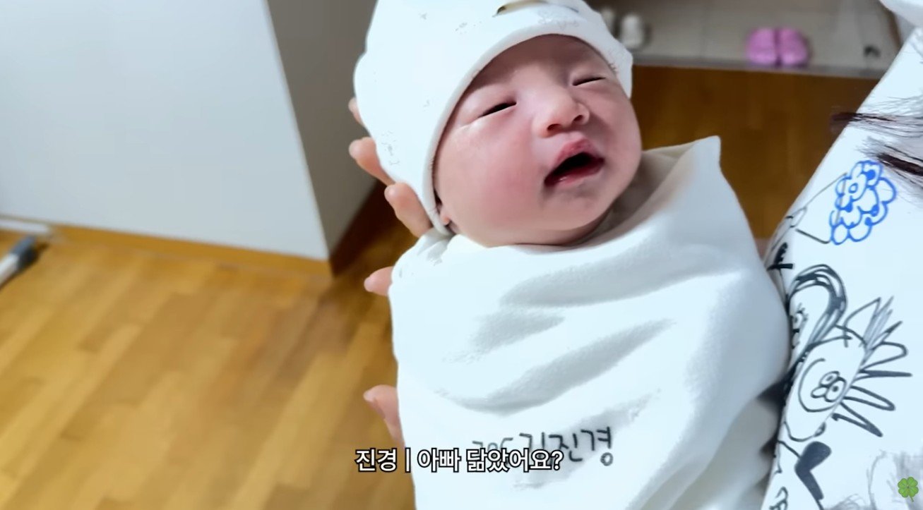 김진경이 딸 달밤이(태명)를 안고 있는 모습. 김진경 유튜브 영상 캡처