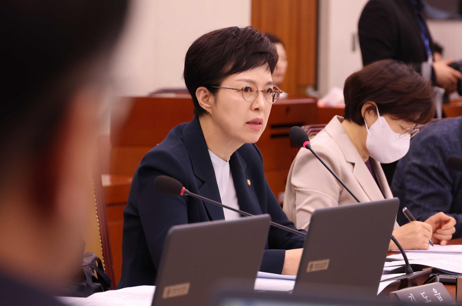 국민의힘 김은혜 의원이 지난달 30일 오전 서울 여의도 국회에서 열린 국토교통위원회 전체회의에서 의사진행 발언을 하고 있다.  뉴시스
