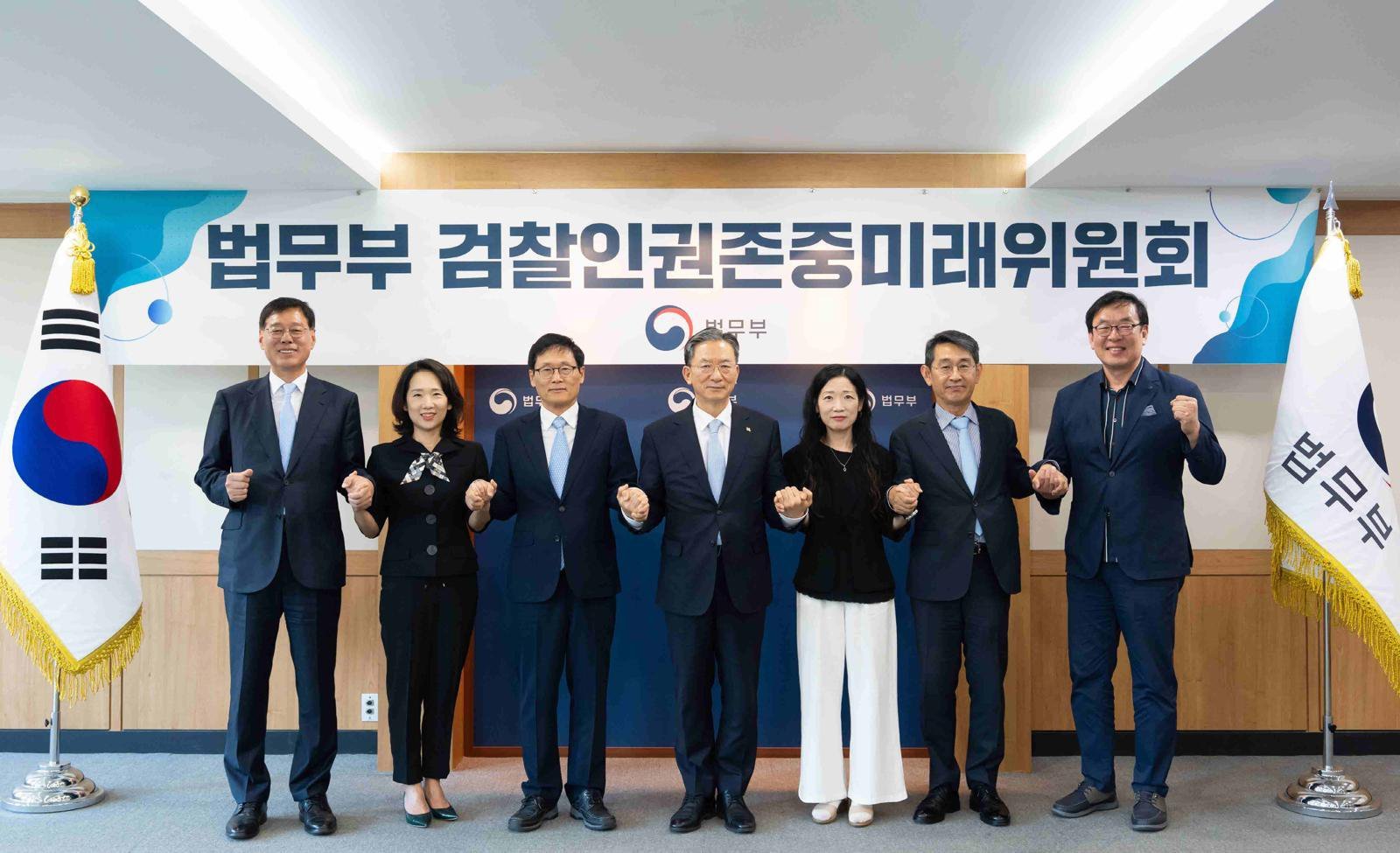 Former Prosecution Official to Lead Probe into Alleged Abuse of Power