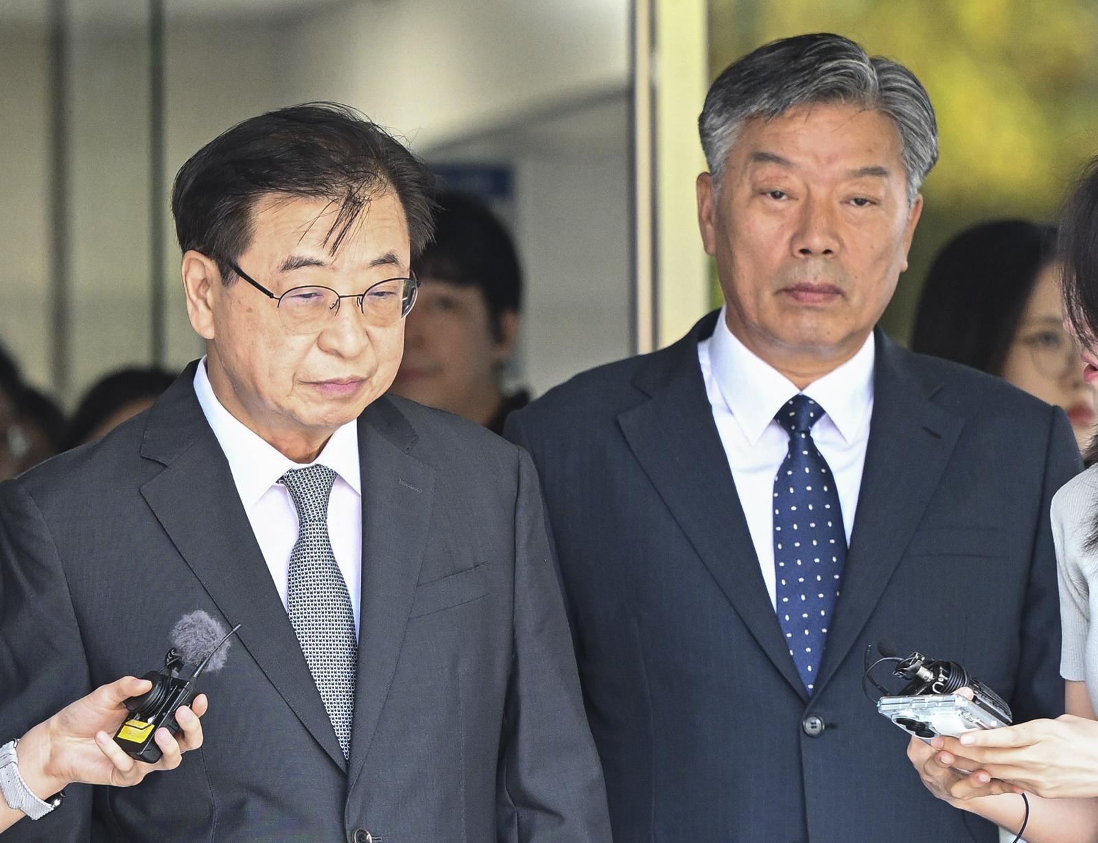 서훈 전 국가안보실장(왼쪽)과 김홍희 전 해양경찰청장이 16일 ‘서해 공무원 피격 사건’ 항소심에서 무죄를 선고받은 뒤 법원을 나서고 있다. 사진공동취재단