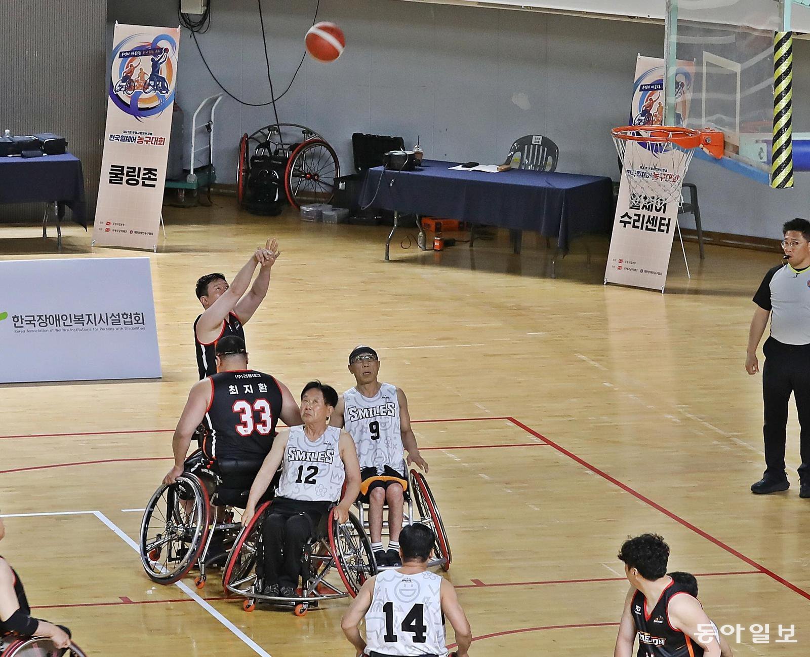 23일 대전 중구 충무체육관에서 제22회 우정사업본부장배 전국 휠체어농구 대회가 열렸다. 26일까지 열리는 대회에는 전국에서 17개 팀 선수 230여 명이 참여한다. 김태영 기자 live@donga.com