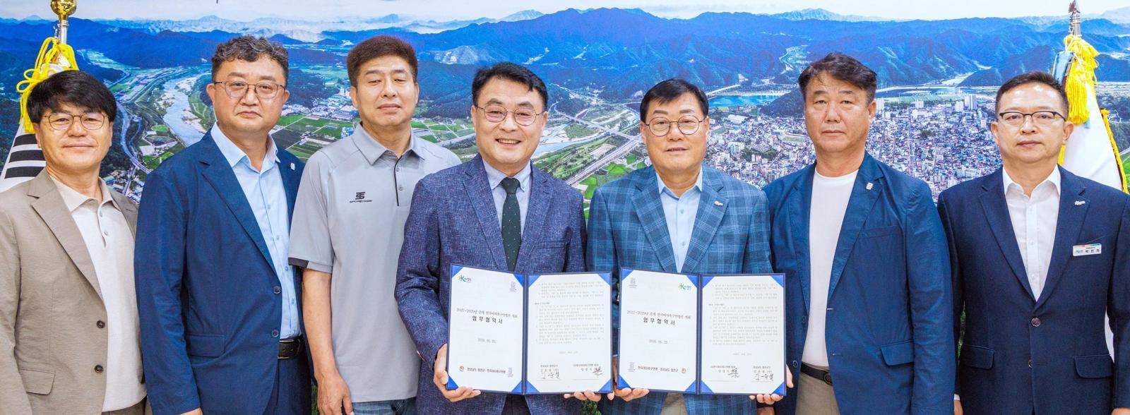 22일 경남 합천군청에서 열린 춘계 한국여자축구연맹전 유치 협약식에서 참석자들이 기념 촬영을 하고 있다. 합천군 제공