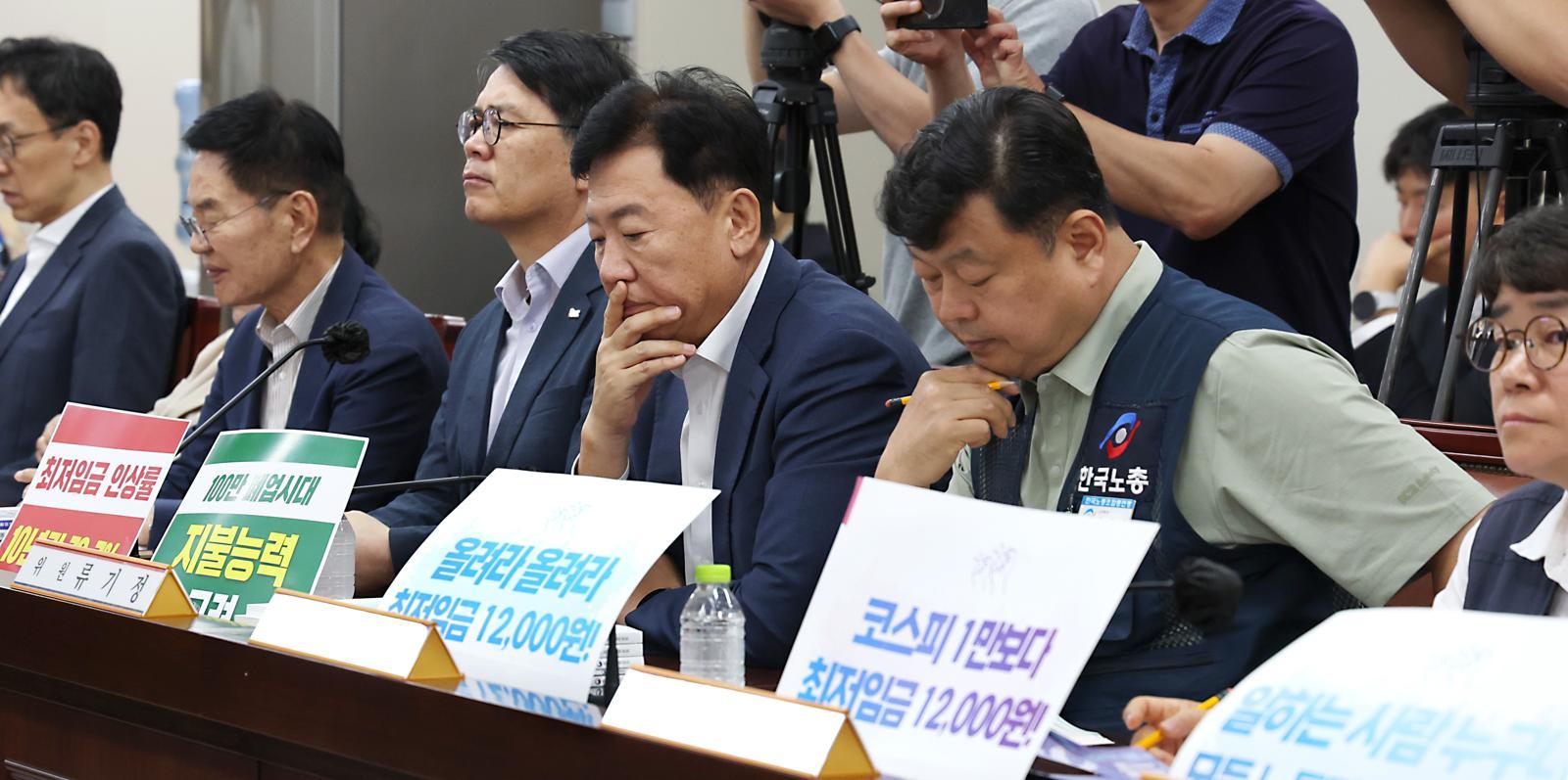 [속보] 최저임금 최초 제시안, 노동계 “1만2000원” VS 경영계 “동결”