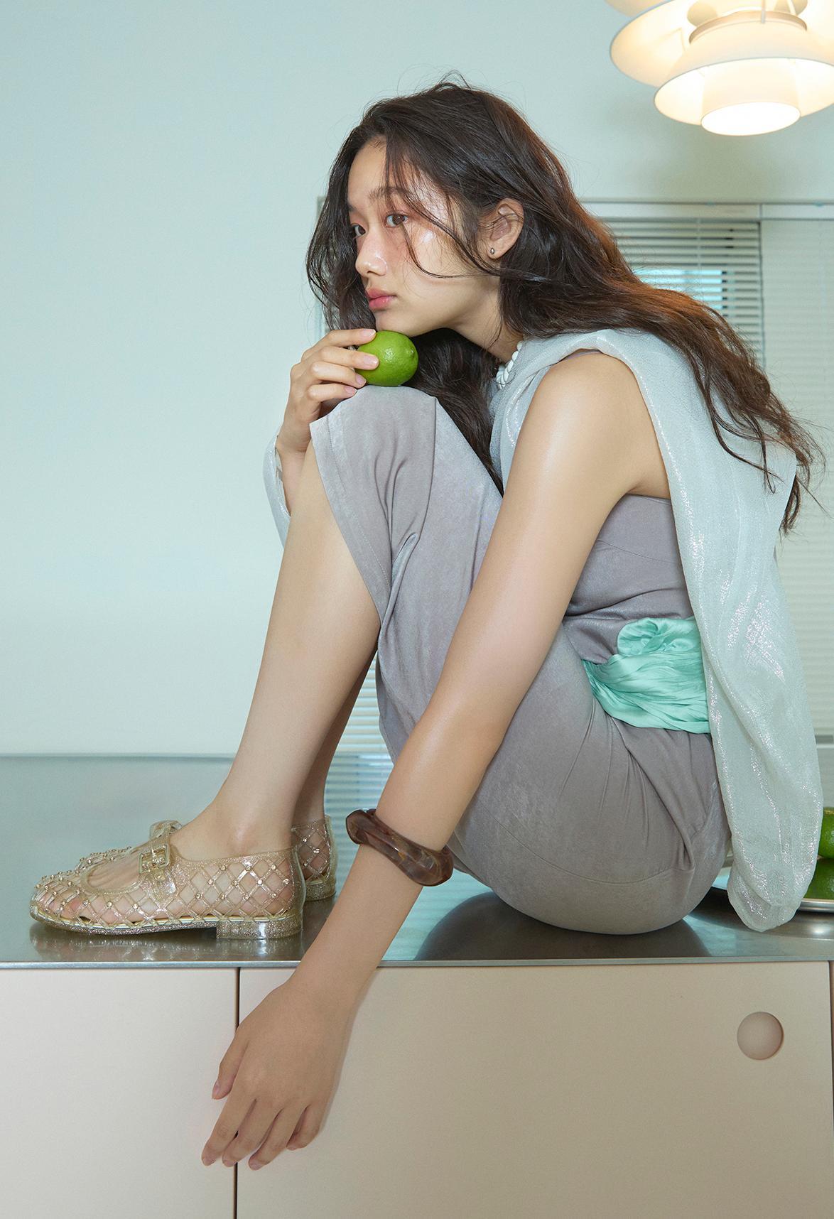 국내 패션 브랜드들이 여름철을 맞아 다양한 날씨에 활용할 수 있는 젤리슈즈 제품군을 확대하고 있다. 코오롱인더스트리FnC부문 슈콤마보니의 ‘젤리 플랫’. 각 사 제공